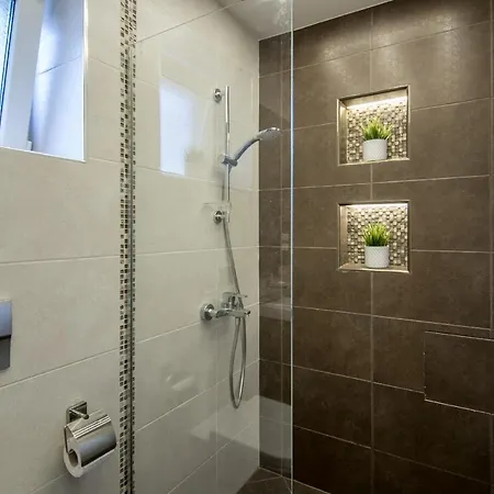 Modern Flat Nearby Center Fast Internet * Warna
