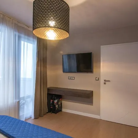 Modern Flat Nearby Center Fast Internet * Warna
